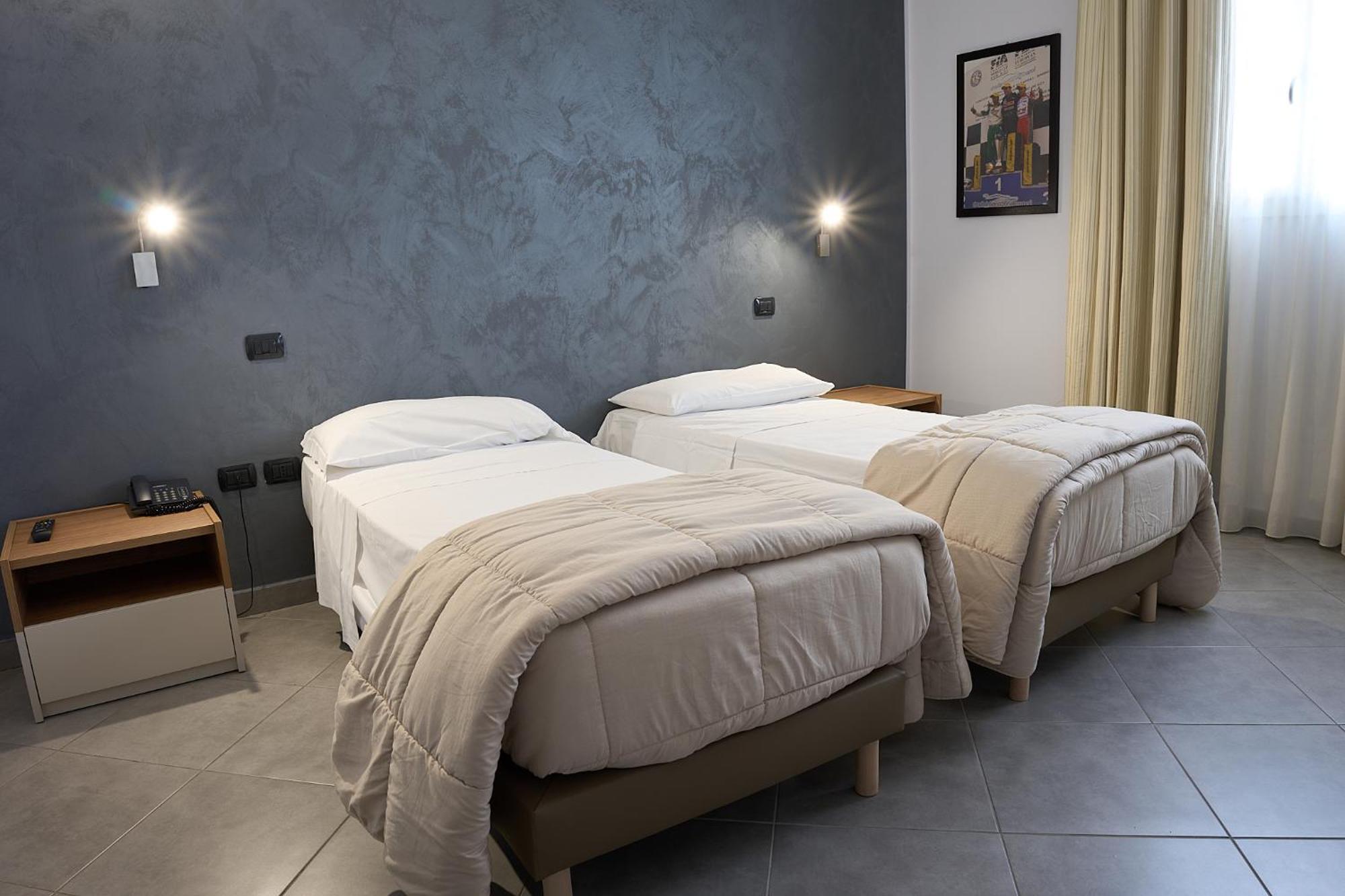 Hotel Saturday Palma Campania Екстериор снимка
